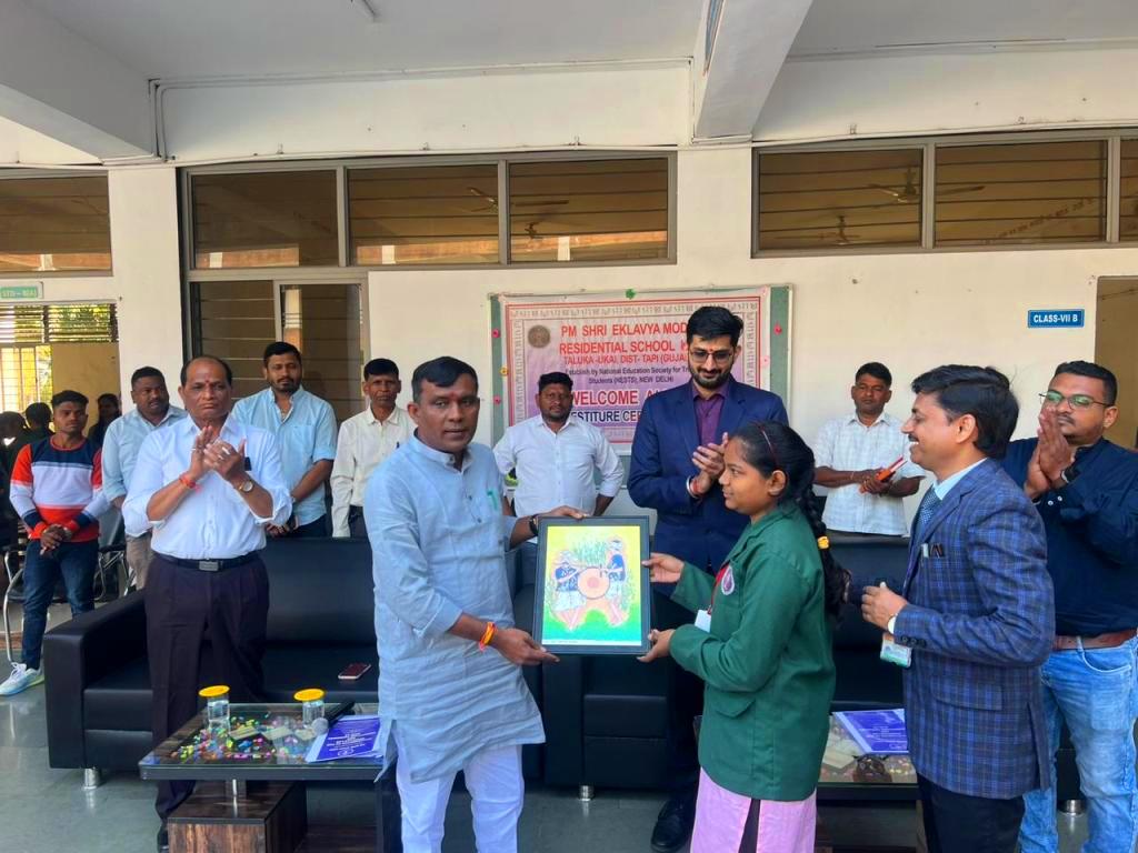 A modern robotics lab was inaugurated at Ukai Eklavya Model Residential School. The guests present at the event were given drawings prepared by the students of the school.